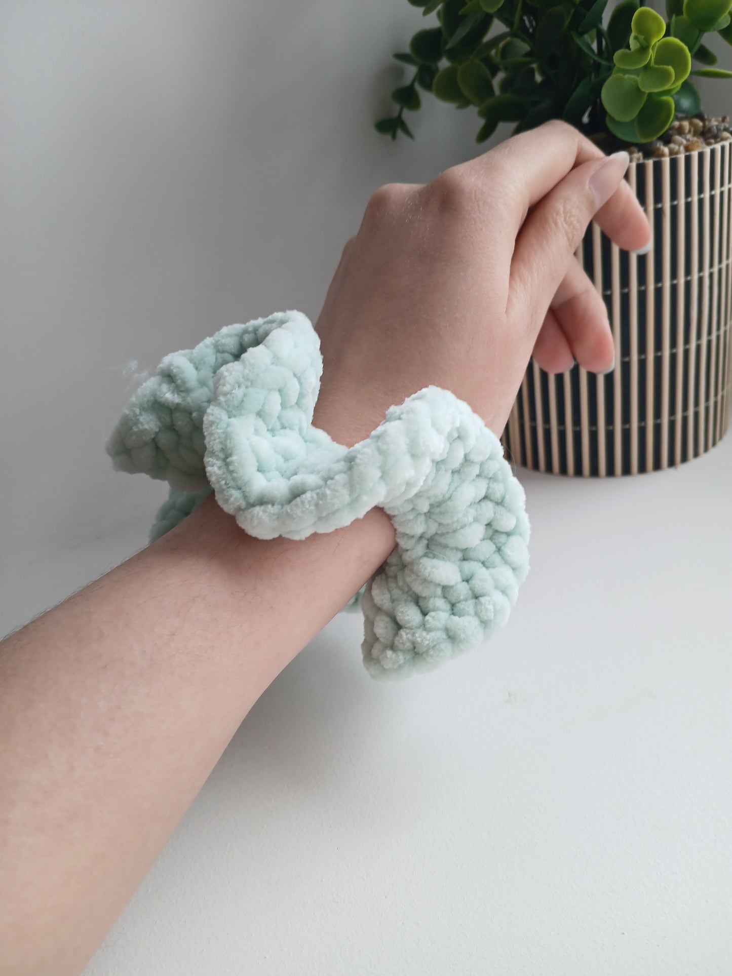 Chouchou vert d’eau en laine chenille