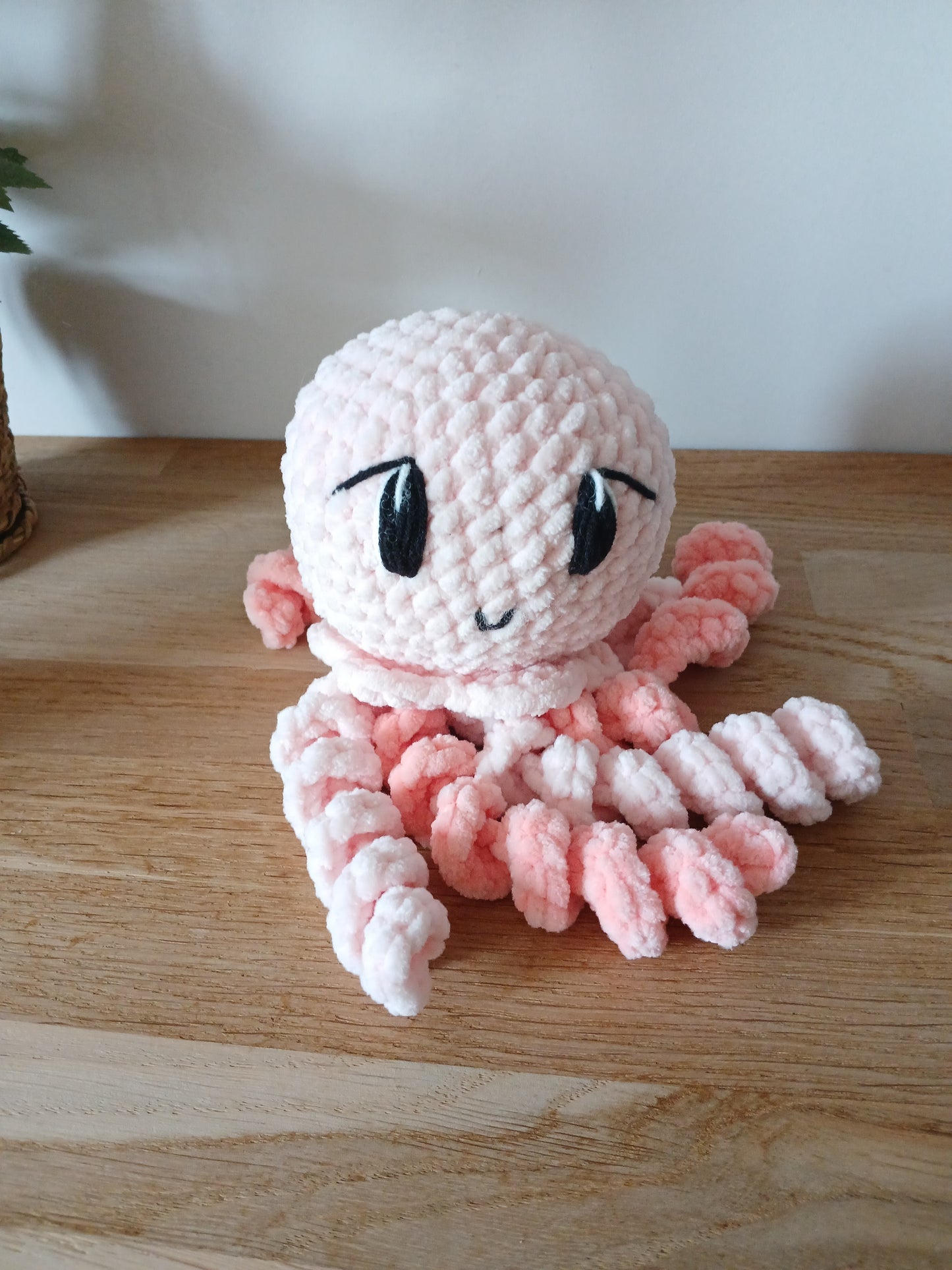 Peluche Méduse Rose Fait Main au Crochet – Amigurumi en Laine Chenille, 23cm