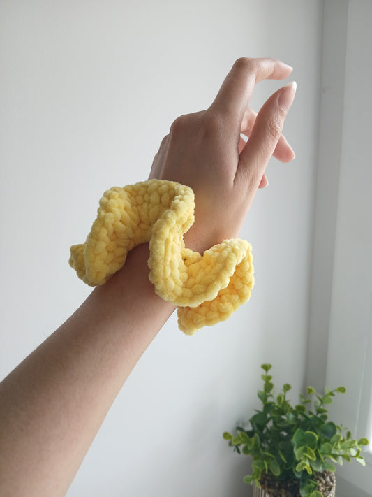 Chouchou jaune en laine chenille