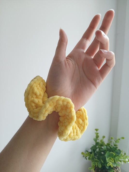 Chouchou jaune en laine chenille