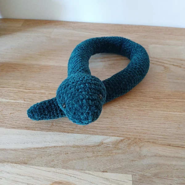 peluche serpent vert fait main décoration artisanale