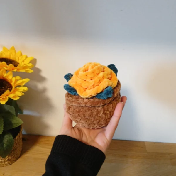 peluche pot de fleur rose jaune fait main décoration artisanale