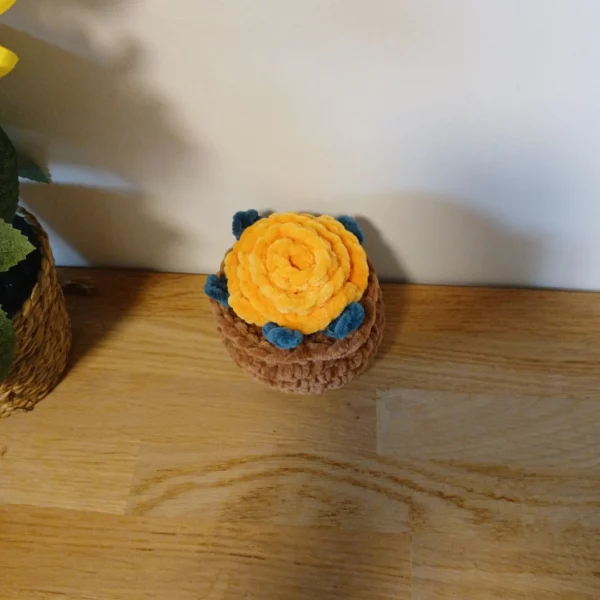 peluche pot de fleur rose jaune fait main décoration artisanale