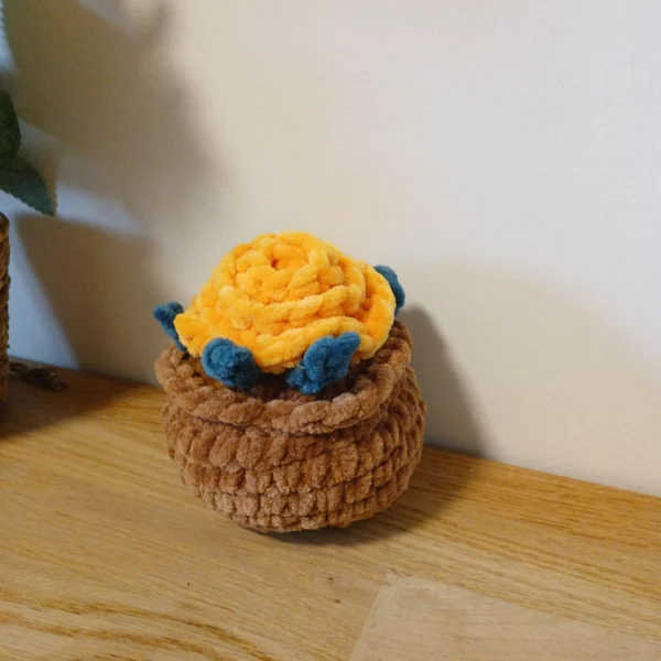 peluche pot de fleur rose jaune fait main décoration artisanale
