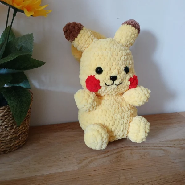peluche pikachu au crochet artisanale jaune douce