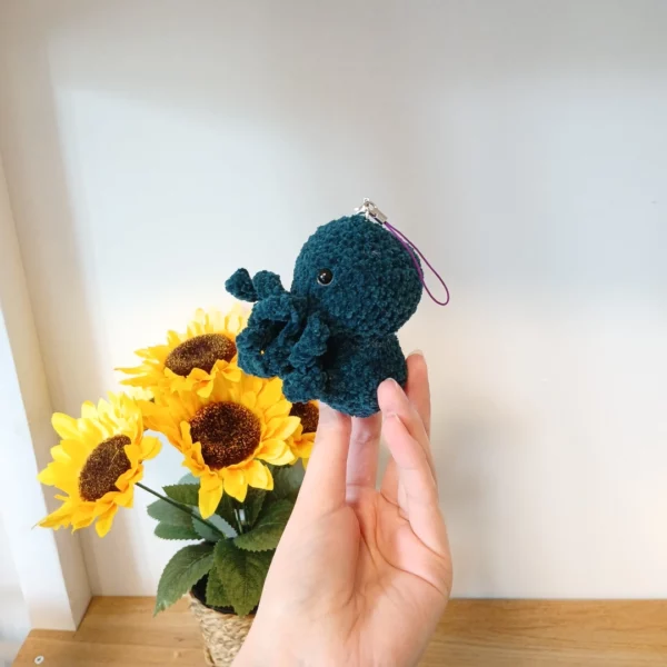 peluche bébé Cthulhu au crochet verte artisanale