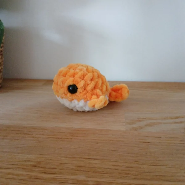 peluche mini baleine orange au crochet artisanale