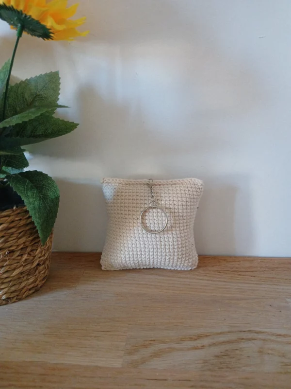 Mini coussin brodé – Porte-clé / bijou de sac fait main (Le poisson Steve) – Image 2
