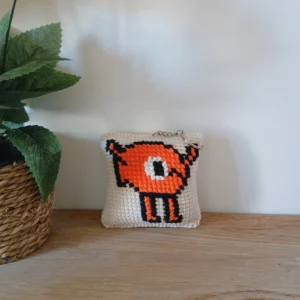 Mini coussin brodé – Porte-clé / bijou de sac fait main (Le poisson Steve)