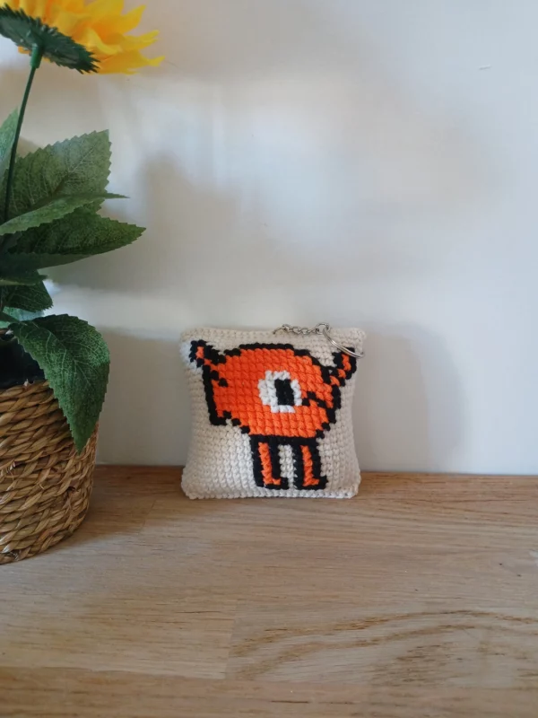 Mini coussin brodé – Porte-clé / bijou de sac fait main (Le poisson Steve)